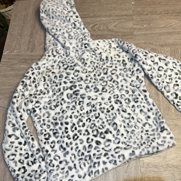 Makers Mark Cuddly Plush Pullover - Picture 5 of 5